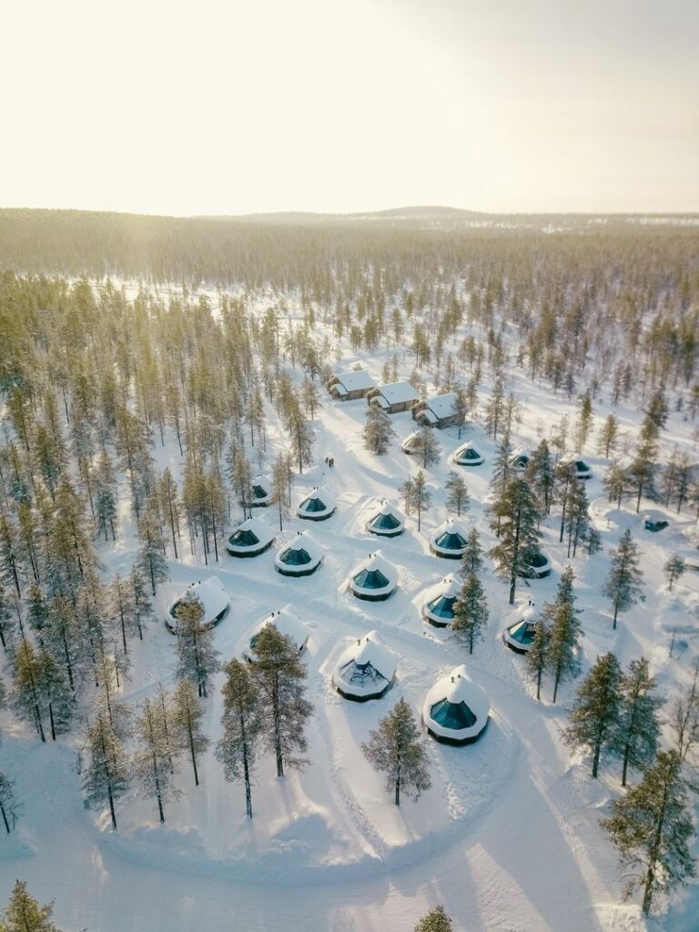 Luchtfoto van de Aurora Cabins bij Wilderness Hotel Muotka