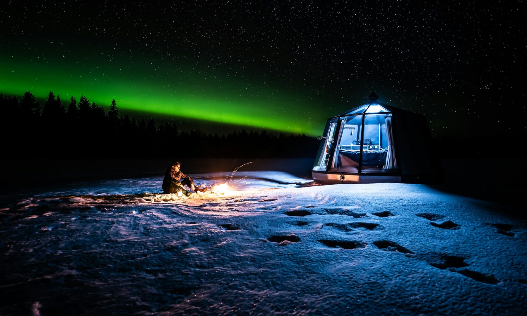 Noorderlicht boven een besneeuwd verblijf in Ranua, Finland